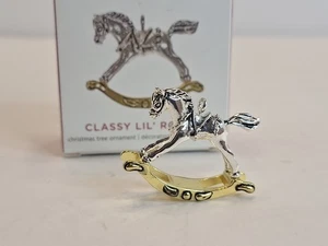 Hallmark Andenken Miniatur Ornament 2019 Classy Lil' Rocker Schaukelpferd Messing - Bild 1 von 9