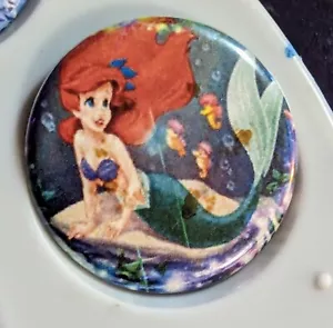 1,25 Zoll kleine Meerjungfrau Ariel Disney Pin Abzeichen Knopf hat Unvollkommenheiten - Bild 1 von 1
