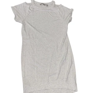 Mini Vestido Camiseta Gris Athleta Informal Hombro Frío Talla Pequeña - Imagen 1 de 3
