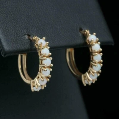 Pendientes de aro Huggie de ópalo de fuego simulado de corte redondo de 1,50 quilates enchapados en oro amarillo de 14 k Foto 1 de 4