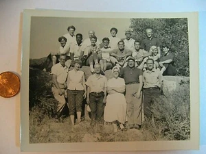 VINTAGE 1940'S-50'S BLACK & WHITE GROUP PHOTO/GOOD CONDITION. - Picture 1 of 3