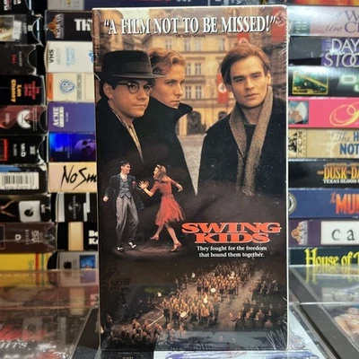 Swing Kids 1993 VHS New Christian Bale Barbara Hershey Noah Wyle WWII Drama Foto 1 de 4