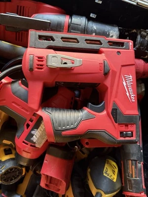 Pistola de grampos sem Milwaukee M2 - Imagem 1 de 3