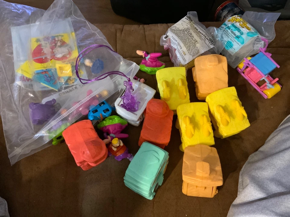 Más de 40 piezas de juguetes de comida rápida de los años 90, Picapiedra nuevos y usados Foto 1 de 1