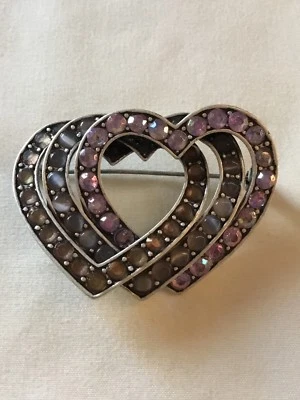 Broche triple corazón Liz Claiborne LC piedra lunar estrás tono plata Foto 1 de 4