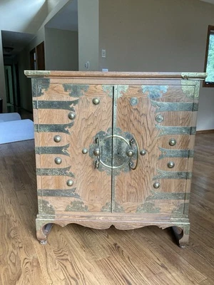 Armario oriental vintage con herrajes de latón. Foto 1 de 4