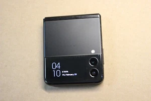Samsung Galaxy Z Flip3 5G SM-F711U 128GB Black T-Mobile AS-IS FOR PARTS / REPAIR - Picture 1 of 11