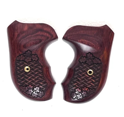 S&W J Round Super Rosewood Basketweave Oak Leaf Engraved Bateleur Combat Grips - Image 1 of 4
