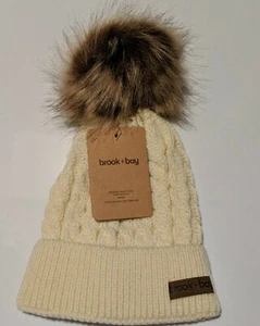 Gorro pompón de piel sintética Brook + Bay para bebés - cálido lindo sombrero tejido con cable crema - Imagen 1 de 4