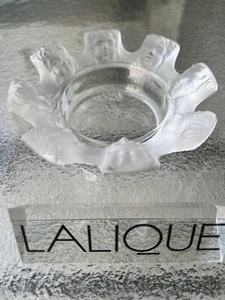 LALIQUE SAINT NICOLAS ASH-TRAY W/BORDER FEATURING 8 FROSTED CHERUB FACES - 10718 - Picture 1 of 3