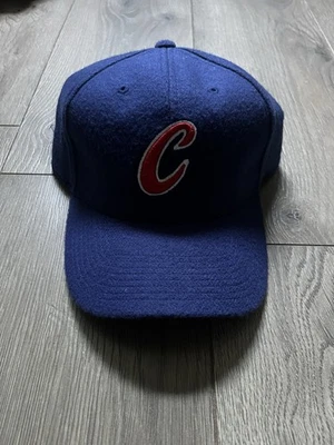 Gorra ajustada con logotipo alternativo de colección Sports Specialties Chicago Cubs MLB 7 1/2 Foto 1 de 3