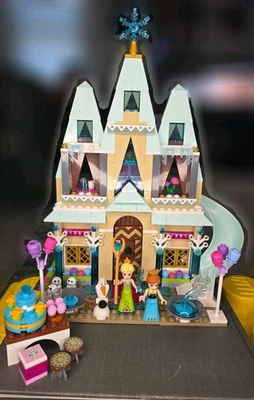 乐高迪士尼:阿伦德尔城堡庆典 (41068) 与曼努埃尔一起开放 — 第 1/4 张图片