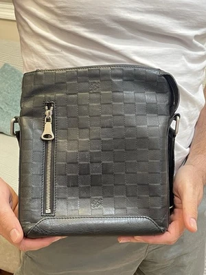 Louis Vuitton Discovery Messenger Bag Damier Infini Leather BB Black  Authentic - Image 1 of 4