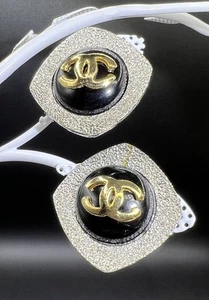 Vintage Chanel Logo Ohrclips, silberfarben, goldfarben - Bild 1 von 8