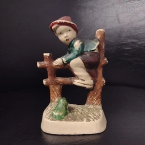 Original Junge auf Zaun Frosch Hummel 1940’s Figur Retreat to Safety Chalkware - Bild 1 von 3