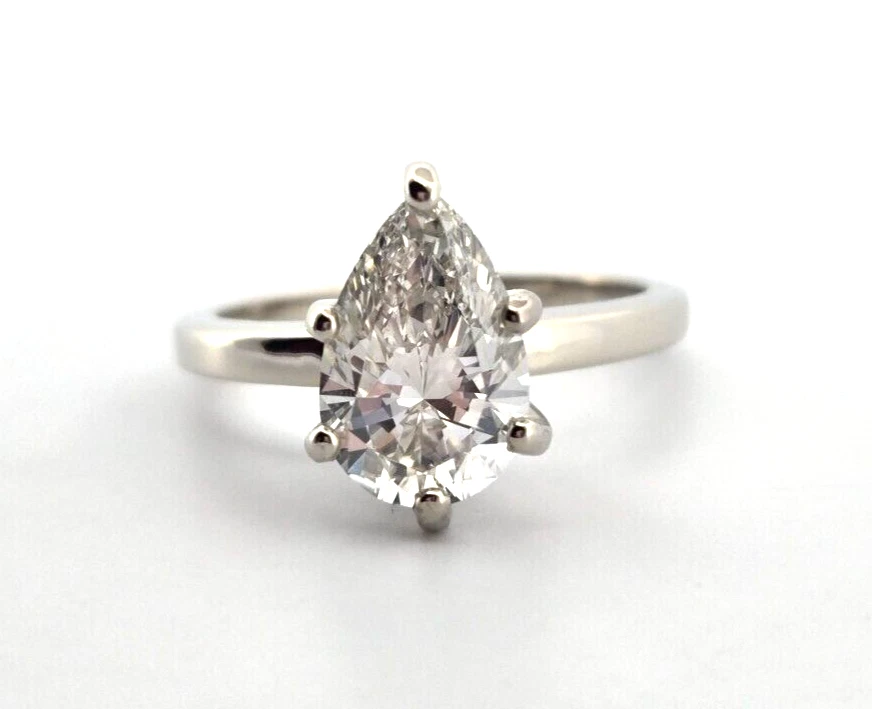 Anillo de compromiso solitario de diamantes de 2,01 quilates de oro blanco de 14 quilates corte pera creado en laboratorio Foto 1 de 4