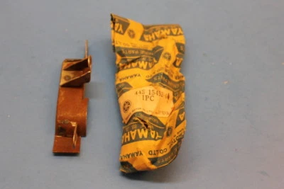 NOS YAMAHA 1974 DT360 PIEZA CUBIERTA # 445-15492-01-00 Foto 1 de 4