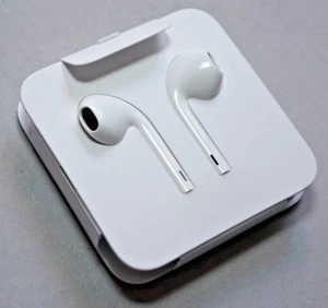 Apple Lightning Earpod Headset w/ Remote & Mic iPhone iPad iPod MMTN2AM/A  - Picture 1 of 1