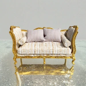 Sofá de madera en miniatura dorado decoración de casa de muñecas para sala de estar de casa de muñecas 1:120t - Imagen 1 de 10