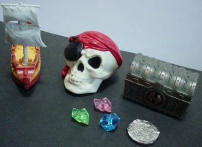 Cofre del tesoro de Piratas del Caribe McDonald's 2006 Aye Ball Skull Ship 2008 Foto 1 de 4