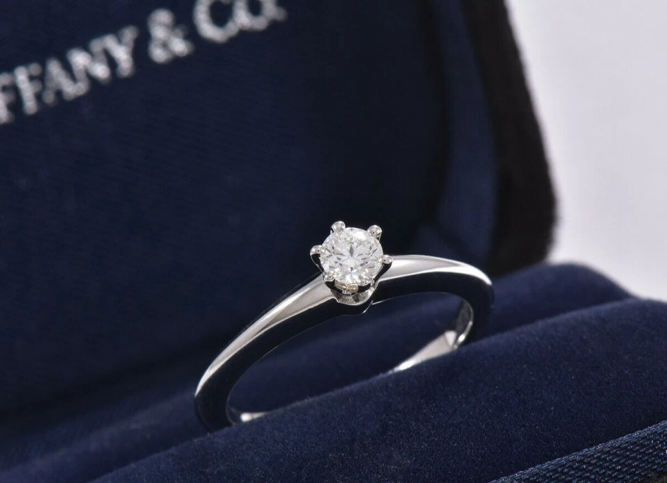 Anillo solitario redondo de diamantes de platino Tiffany & Co de 0,21 quilates tamaño 5,5 en caja bolsa Foto 1 de 4