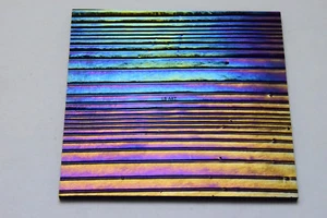 0100.46 - 3" x 3" FISARMONICA IRIDATA TEXTURE SU VETRO NERO BULLSEYE 3mm 90 COE - Foto 1 di 3
