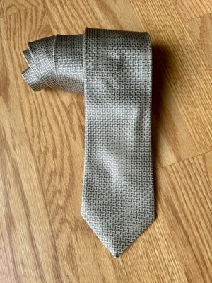 Banana Republic 100% Silk Men's Silver Gray Tie Necktie Geometric Zigzag - Image 1 of 4