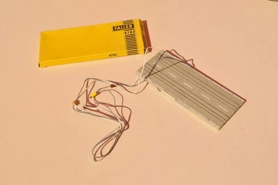 Rail de connexion FALLER AMS à quatre fiches - Livré avec une boîte FALLER #4702 - Photo 1/2