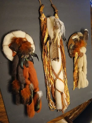 Mandala indio nativo americano atrapasueños plumas y piel sintética arte occidental Foto 1 de 4