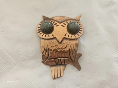 Broche de búho de cobre vintage sin firmar con ojos de mármol verde - 2" x 1,5" Foto 1 de 2