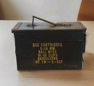 Caja de latas de munición de metal militar de EE. UU. 840 cartuchos bola de 5,56 mm M193 10 clips Rd  - Imagen 1 de 6