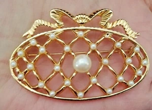 VTG MONET Faux Pearl Oval Basket Weave Ribbon Brooch Gold Tone - Picture 1 of 2