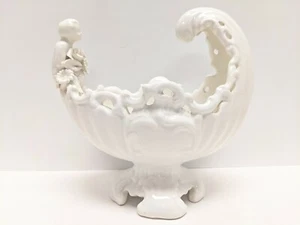 PUTTO ITALIANO BIANCO CINESE STILE CAPODIMONTE COMPOSTA PUTTO ON WAVE CON ROSE - Foto 1 di 12