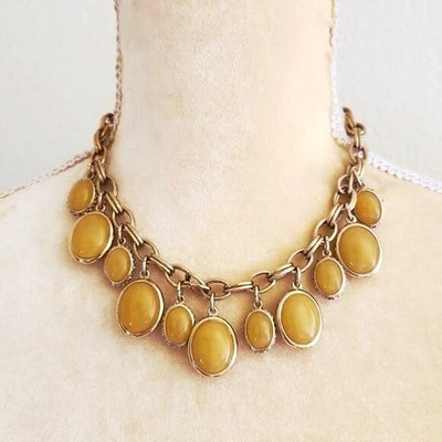 Colar corrente Ann Taylor gota de limão caramelo cabochão borda de strass babador - Imagem 1 de 4