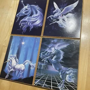 Juego de 4 arte de pared vintage de unicornio Sue Dawe años 80’s 90’s de madera - Imagen 1 de 8
