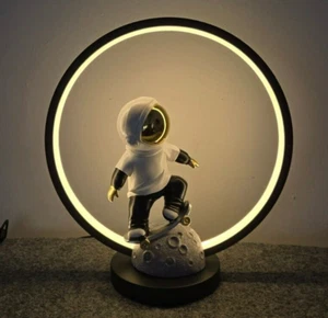 Tischleuchte Astronaut mit Skateboard von Gilde LED 33 cm Lampe Spiegelhelm - Bild 1 von 7