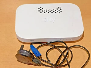 Sky Q wireless booster model EE120 white with cable - wifi booster - Photo 1/4