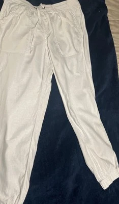Calvin Klein women’s pants . size 8. White . Front pockets - Image 1 of 4