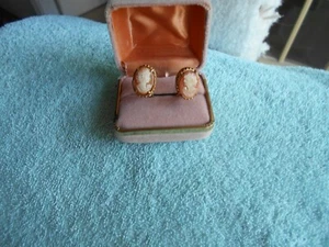 SMALL VINTAGE PAIR OF GOLD TONE CLIP EARRINGS- PROFILE CAMEO - Picture 1 of 3