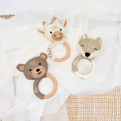 MEIN SHOP Personalisierter Greifling mit Name / gehäkelte Rassel | Teddy | Giraffe | Fuchs