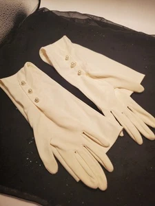 GUANTES DE ÓPERA LARGOS BLANCOS VINTAGE CON BOTONES DE PERLAS SINTÉTICAS BLANCAS 22" LARGO TALLA PEQUEÑA - Imagen 1 de 4