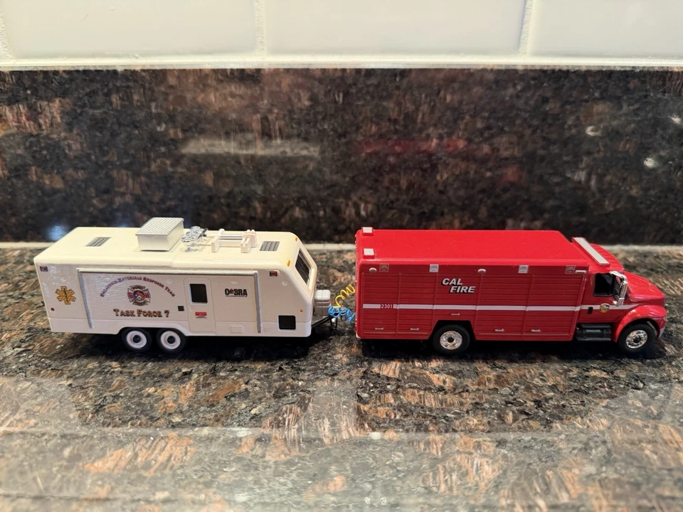 НОВЫЙ! Код 3 Заказной CAL FIRE Опасные Материалы Целевая Группа 7 + Мобильная Команда 18 - Изображение 1 из 4