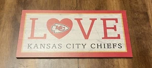Kansas City Chiefs "Love KC Chiefs" handgefertigtes Holzschild zum Aufhängen (12" x 6") - Bild 1 von 4