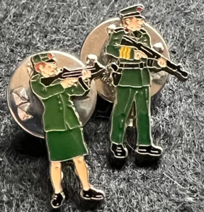 PAAR ROYAL ULSTER CONSTABULARY MÄNNLICH & WEIBLICH BEWAFFNETER POLIZIST ANSTECKNADEL ABZEICHEN - Bild 1 von 5