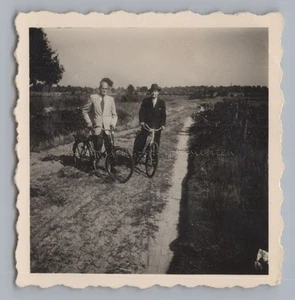 Grabow 1953 - Feldstraße Männer mit Fahrrad - Altes Foto 1950er - Picture 1 of 2