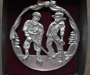 1998 Ocean Art Peltro Canada Decorazione Natalizia Pattinatori Hockey Vittoriani - Foto 1 di 4