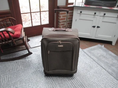 London Fog 24" Tan Expandable Luggage/Suitcase W/keys - Image 1 of 4