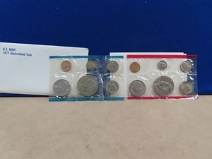 1977 PHILADELPHIA AND DENVER US MINT SET - Picture 1 of 3