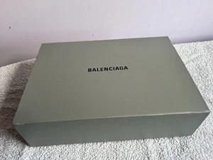 Leere Balenciaga Box 35 x 25 x 10 cm mit Markenpapier Tissue & Rezeptmappe - Bild 1 von 9