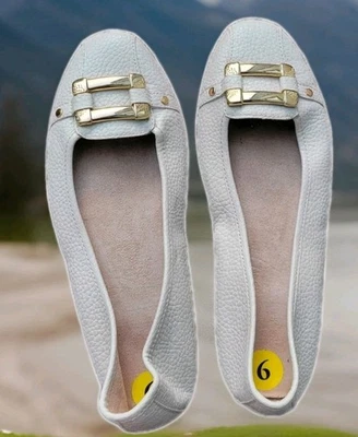 Mocasines planos en aerosoles crema con hebilla dorada acento zapatos sin cordones para mujer talla 9 Foto 1 de 4